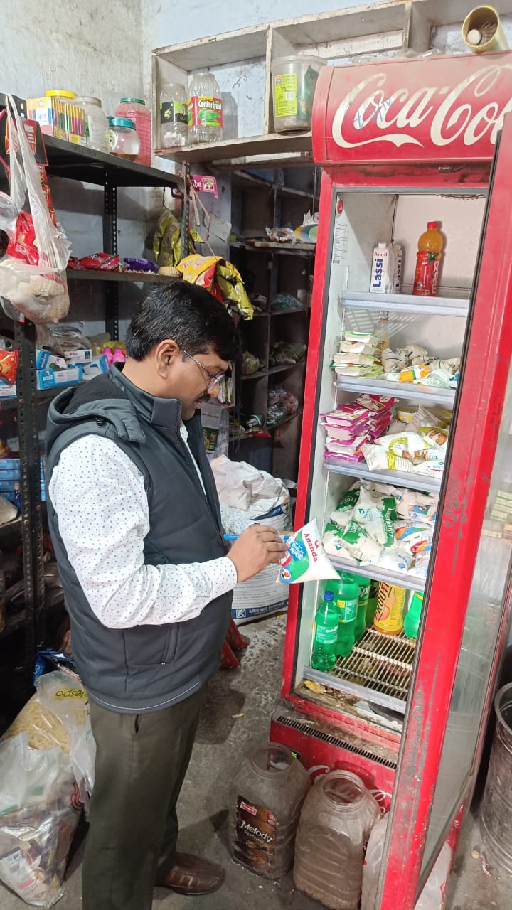 होली-रमजान से पहले नैनीताल में खाद्य सुरक्षा का शिकंजा, दूध वाहनों व मिठाई दुकानों पर छापा